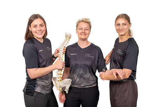 Klinik Langeskov behandlerteam med rygrad model